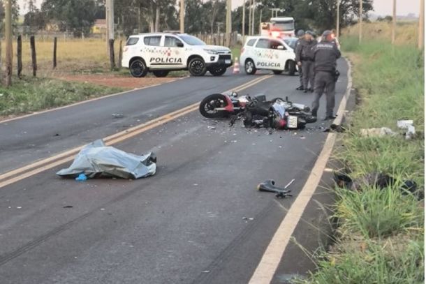 Grave acidente entre motos deixa um morto e um ferido na Estrada da Roseira