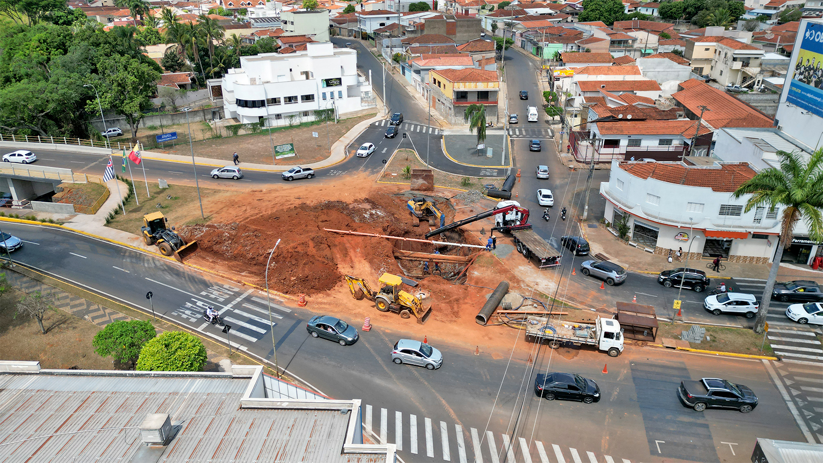 Reparo no emissário de esgoto na Avenida dos Trabalhadores altera o trânsito da região